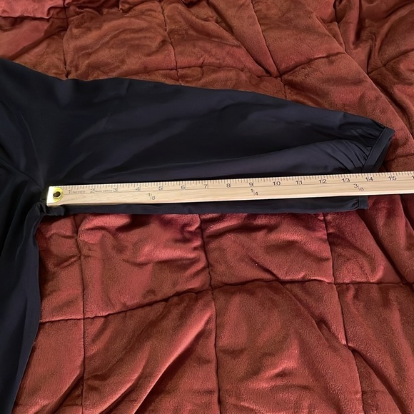 Banana Republic Long-Sleeved, key whole Neck Navy Blue Blouse button cuff size L - Picture 14 of 14